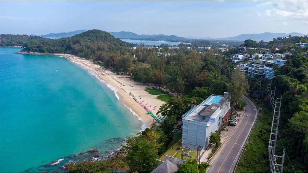 Widok z lotu ptaka na plażę Surin i Norn Talay przy nadmorskiej drodze
