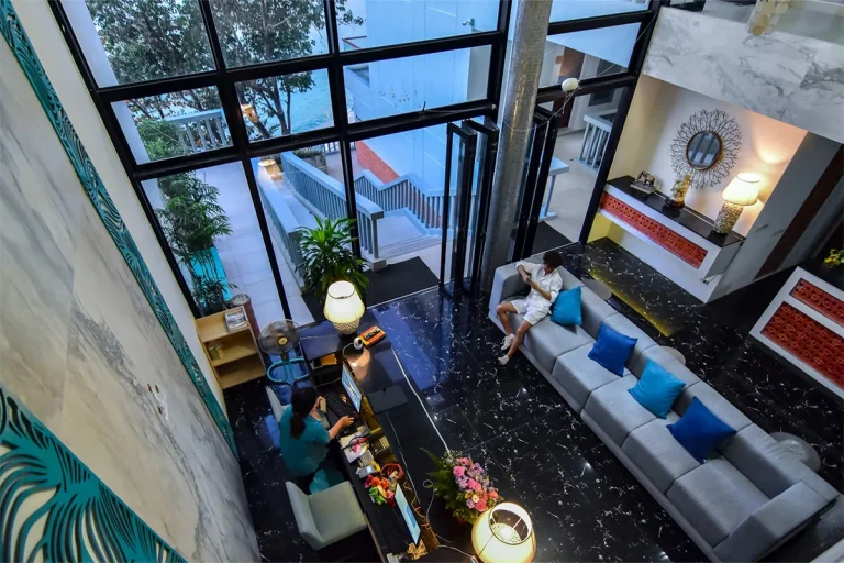 Dwukondygnacyjny salon w lobby Norn Talay