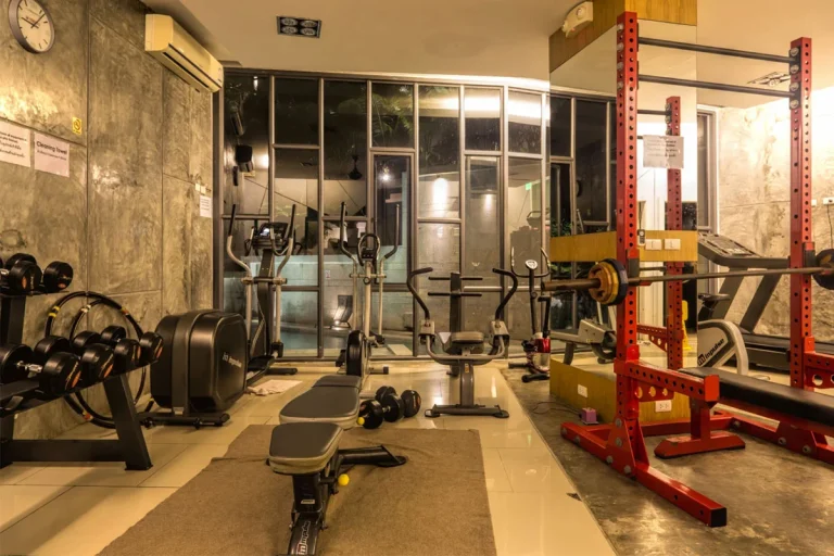 Fitnessraum in Icon Park mit Gewichten und Trainingsgeräten