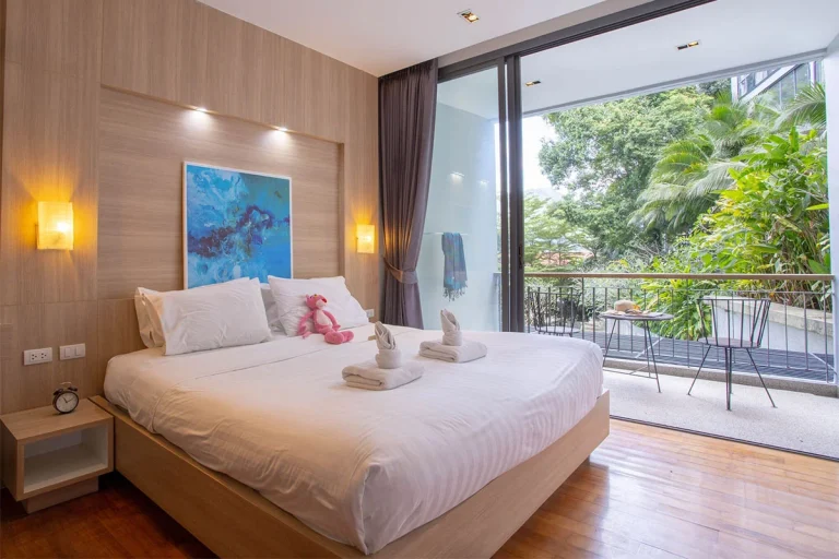 Schlafzimmer in Icon Park mit Zugang zum Balkon