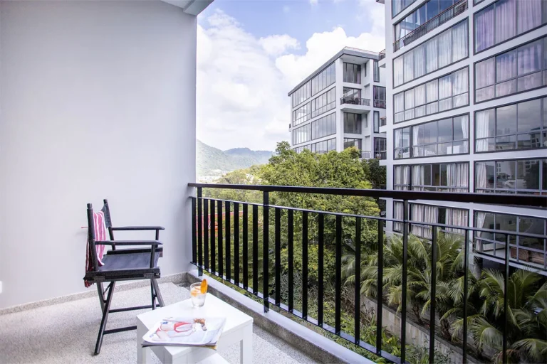 Balkon in Icon Park mit Blick auf die Gärten und Nachbargebäude