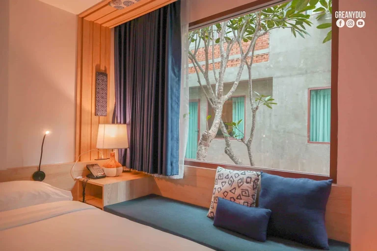 Guest room at Norn Nimman13 with a window seat facing the courtyard trees