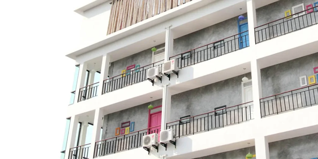 Hotelgebäude von Be My Guest mit bunten Türen entlang der offenen Laubengänge, Cherngtalay, Phuket