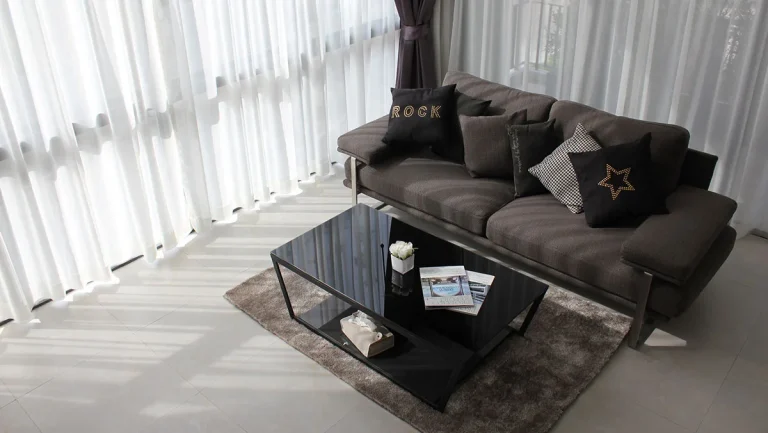 Lounge in Icon Park mit Sofa und Glas-Couchtisch
