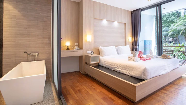 Schlafzimmer in Icon Park mit freistehender Badewanne