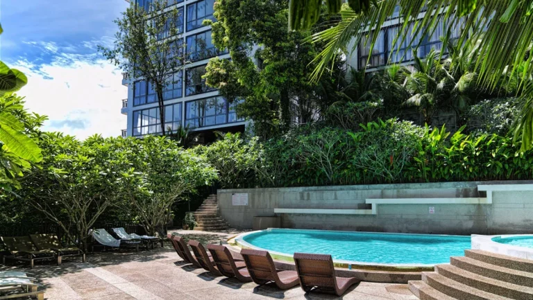 Swimmingpool mit Sonnenliegen in Icon Park