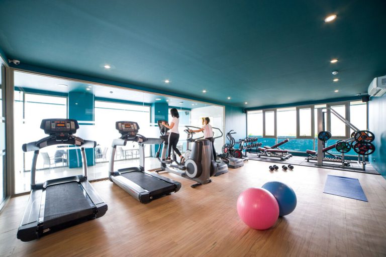 Fitnessraum in Oceana mit Laufbändern und Gewichten