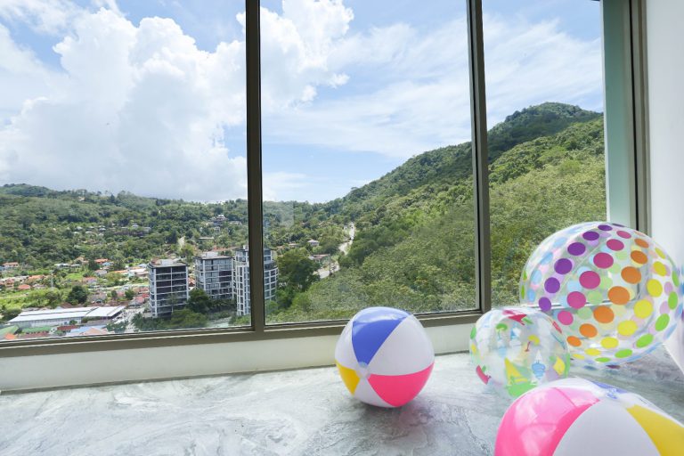 Fenster einer Wohnung in Oceana mit Blick auf die Hügel von Kamala