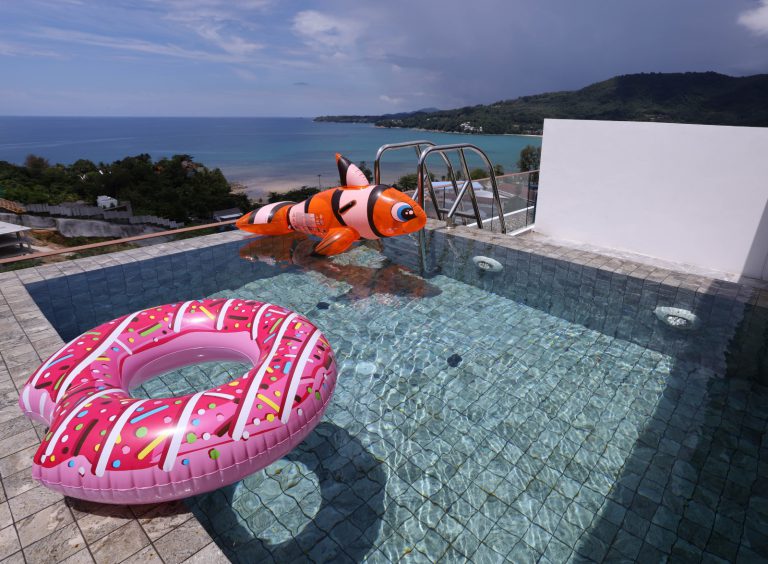 Pool mit Schwimmtieren in Oceana mit Blick auf die Bucht von Kamala