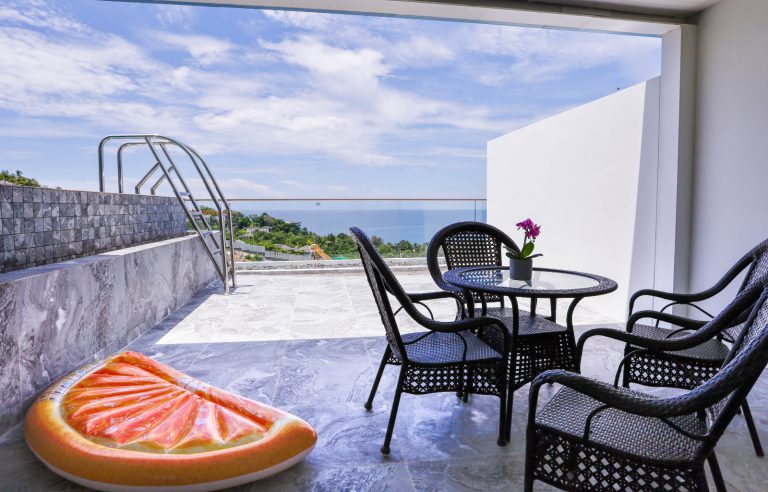 Terrasse mit Tauchbecken und Sitzplätzen im Freien in Oceana