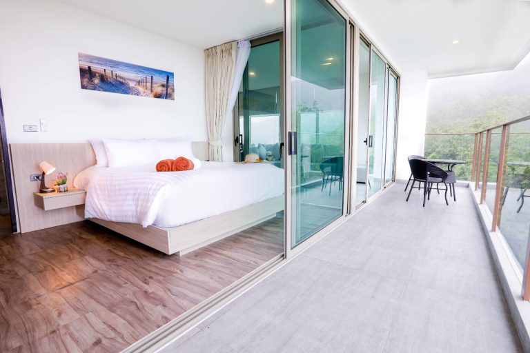 Schlafzimmer in Oceana mit Zugang zu einem langen Balkon